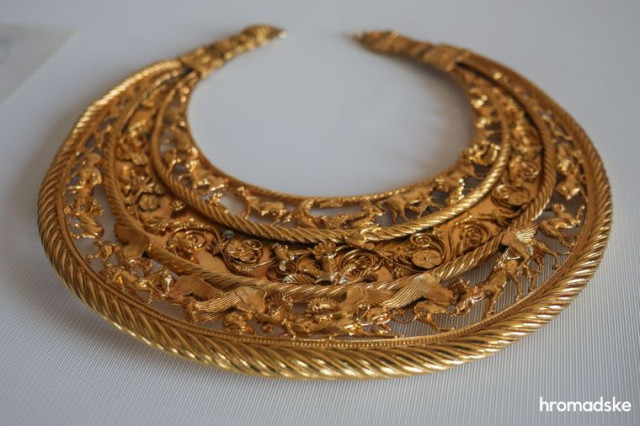 Копія скіфської пекторалі, знайденої археологом Борисом Мозолевським у кургані Товста могила